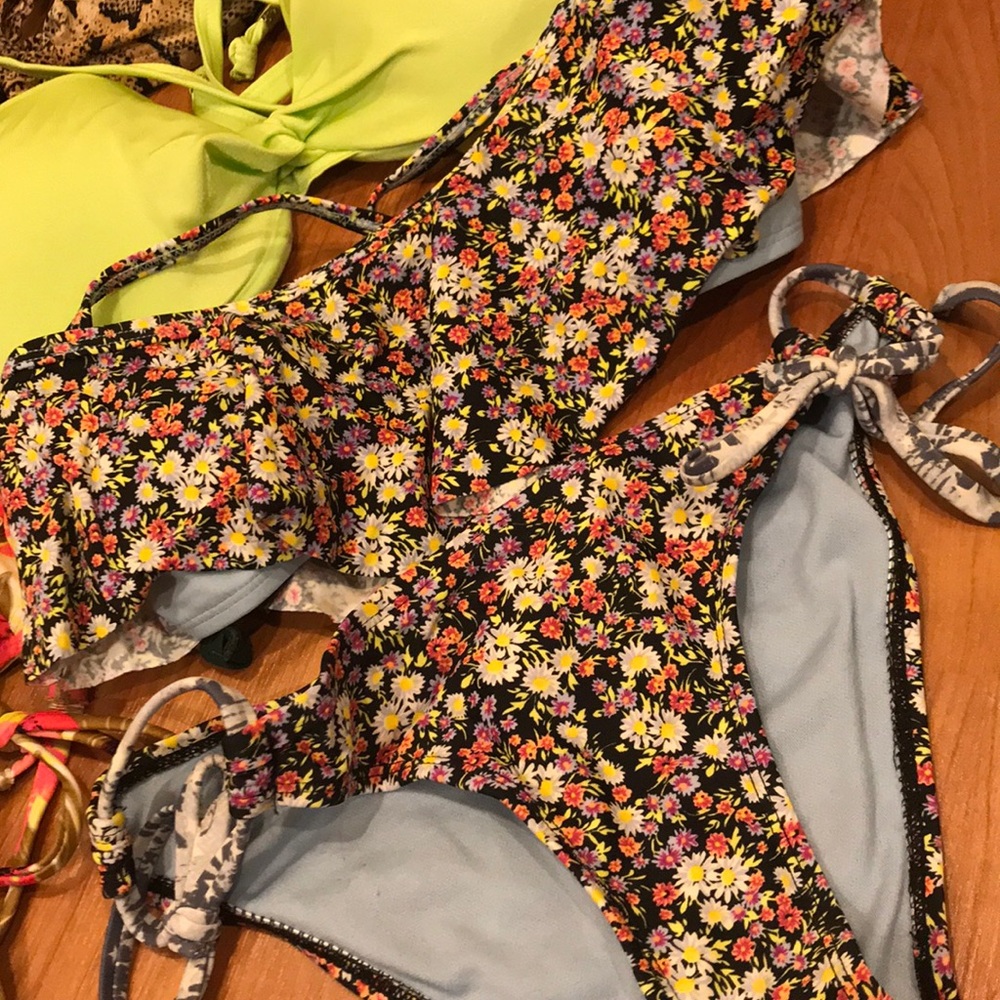 Bathing suit bundle - Picture 3 of 4